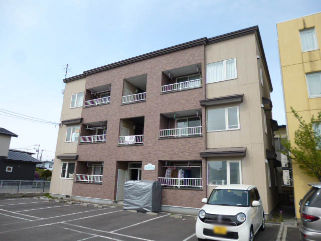 函館市松川町のアパートの建物外観