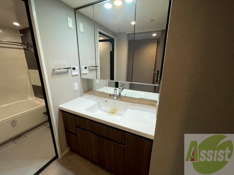 洗面設備　大きくて使いやすそうな独立洗面台になっています。