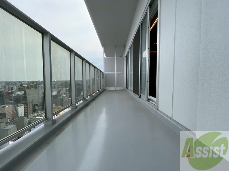 バルコニー　バルコニーは幅があり、広い印象を受けました。