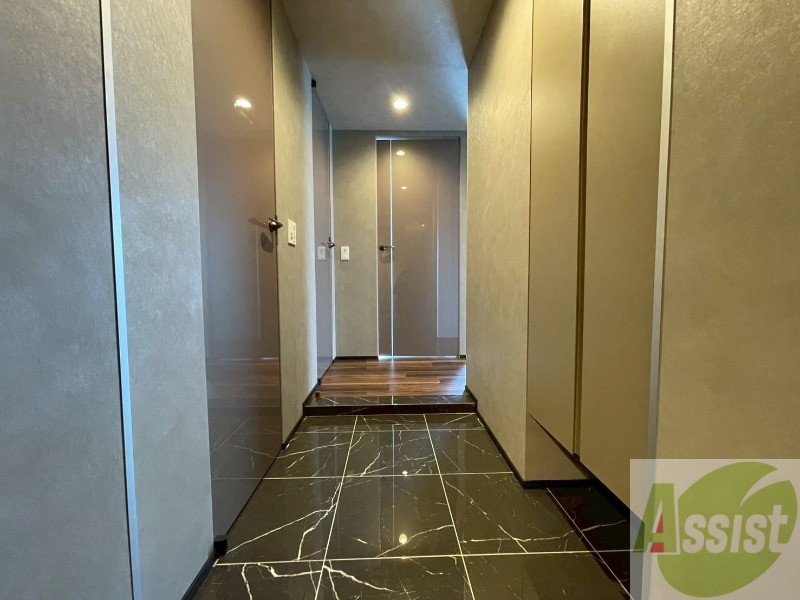 玄関　玄関です。ご覧の通り広々としていますね。