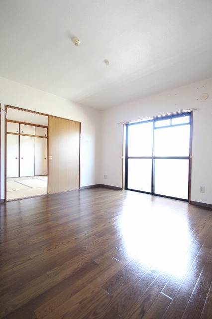 居室・リビング　同物件別室