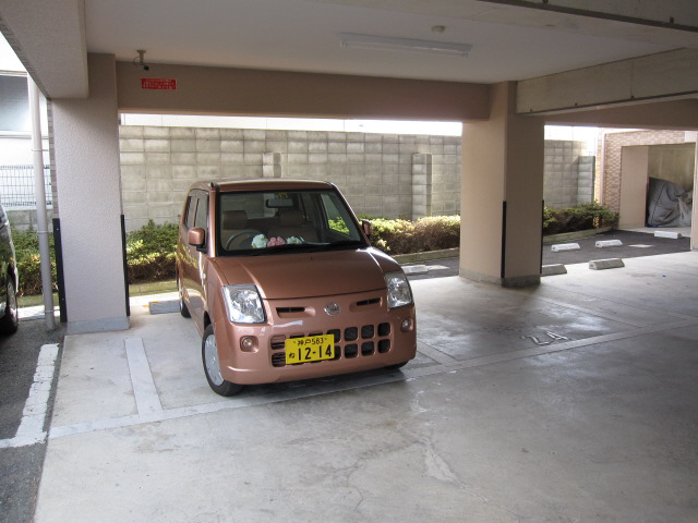 【明石市魚住町住吉のマンションの駐車場】