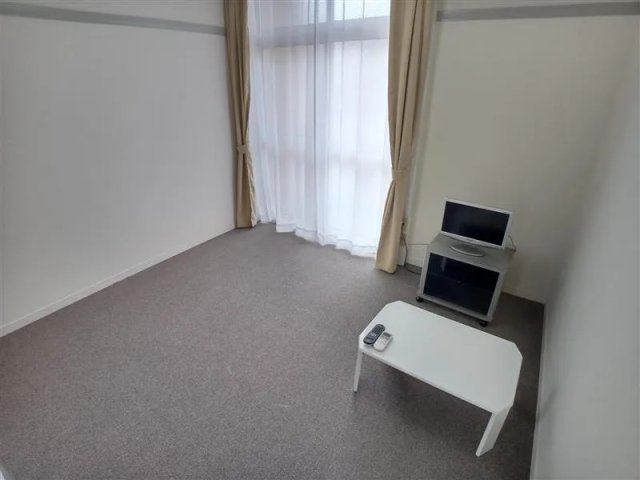 居室・リビング　同物件、別号室のものです。