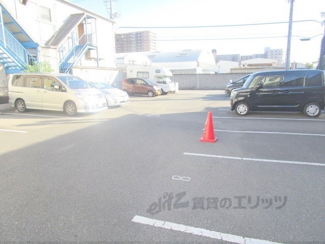 駐車場　１８台まで駐車可能