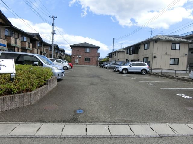 【岩沼市栄町のアパートの駐車場】