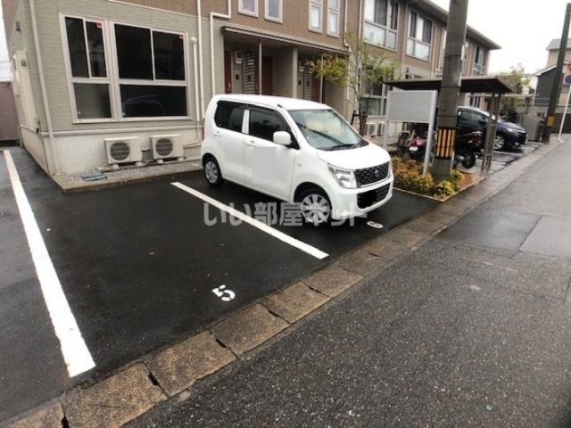 【シャイン　Ｒの駐車場】