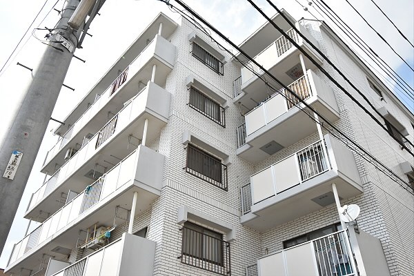 調布市下石原のマンションの建物外観