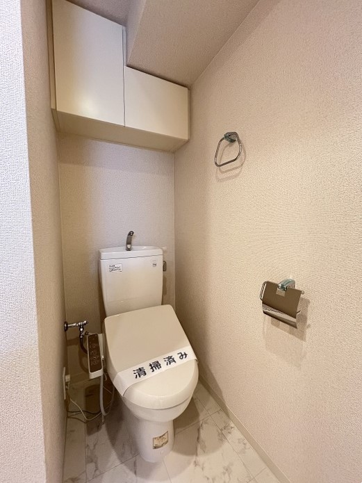 トイレ　※写真は類似間取り別部屋。色味等異なる場合があります。