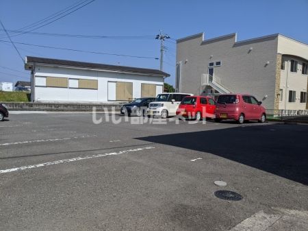 【霧島市隼人町真孝のアパートの駐車場】