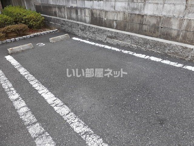 【枚方市東香里新町のアパートの駐車場】