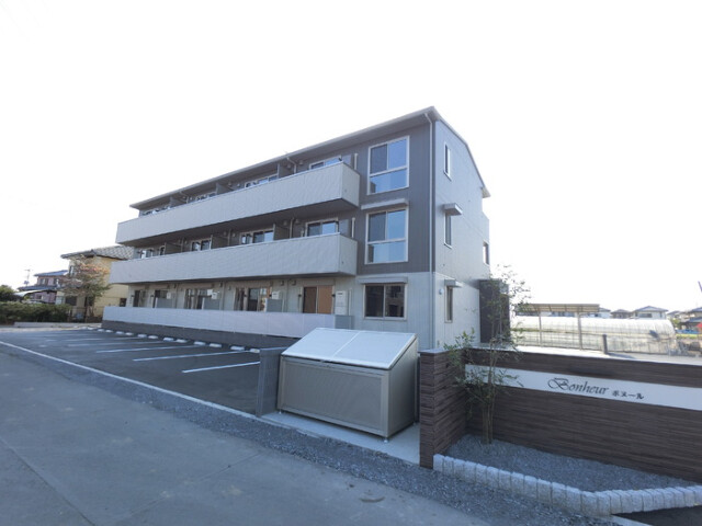 【足利市福居町のアパートの建物外観】