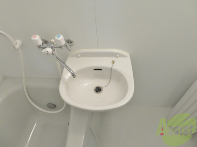 洗面設備　洗面台は浴室の中でございます。コンパクトですね