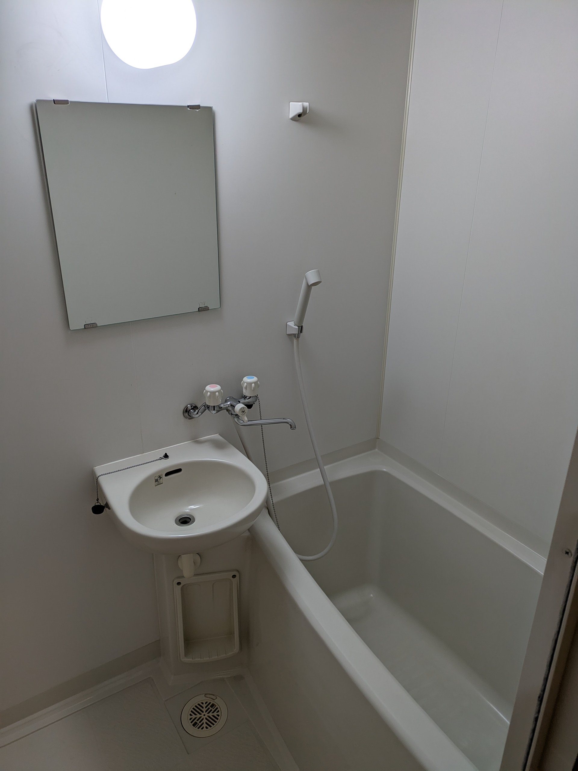 バス・シャワールーム　バスルームです。シャワーもございます。