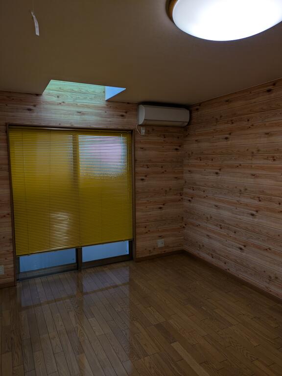 居室・リビング　居室にはエアコンも備え付けております。