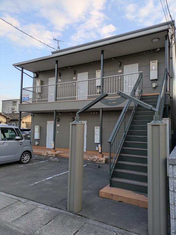 駐車場　玄関です。駐車場もあります。