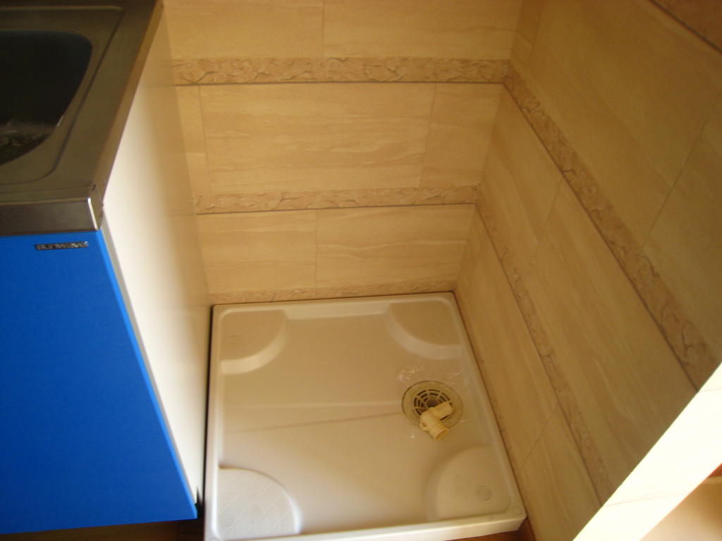 その他設備　洗濯機置場は室内です。洗濯機もあります。