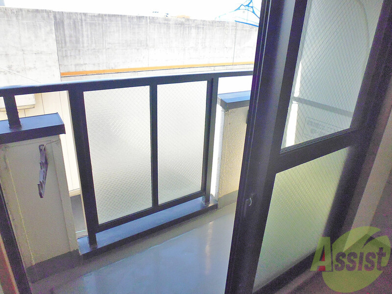 バルコニー　ベランダにでるドアもでかいので、明るいお部屋になるんです。