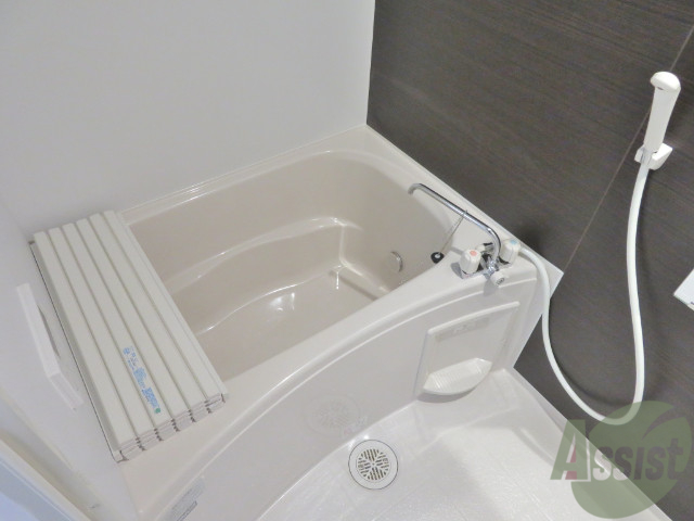 バス・シャワールーム　こちらはお風呂。一日の疲れをここで癒してください。