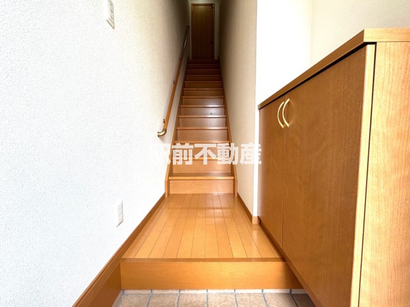 玄関　２階への階段は室内階段♪