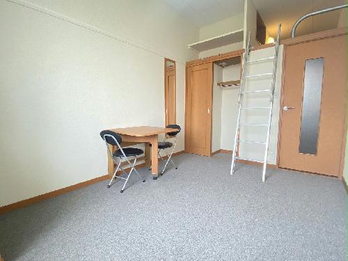 居室・リビング　お部屋によって絨毯の種類・家電のメーカー等が異なります