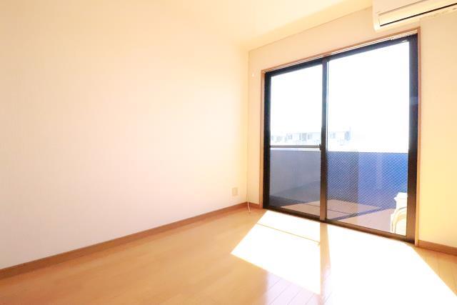 居室・リビング　居室（写真は306号室）