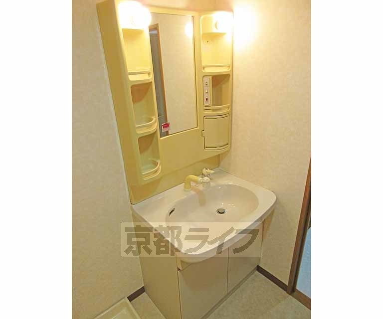 洗面設備　下段と鏡横に収納できます！