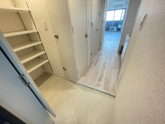 玄関　２０４号室の写真です。