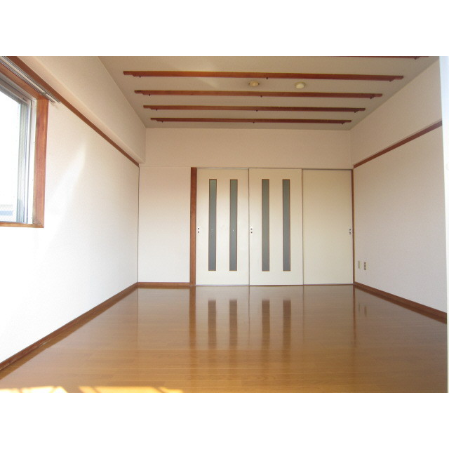 居室・リビング　角部屋で明るい室内♪