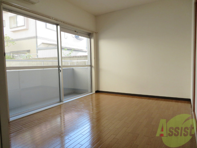 居室・リビング　大きな掃き出し窓から日差しがたっぷり入る明るいお部屋ですよ。