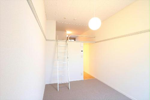 居室・リビング　（※一部の号室で家具家電なし）１Ｆ・２Ｆ絨毯仕様