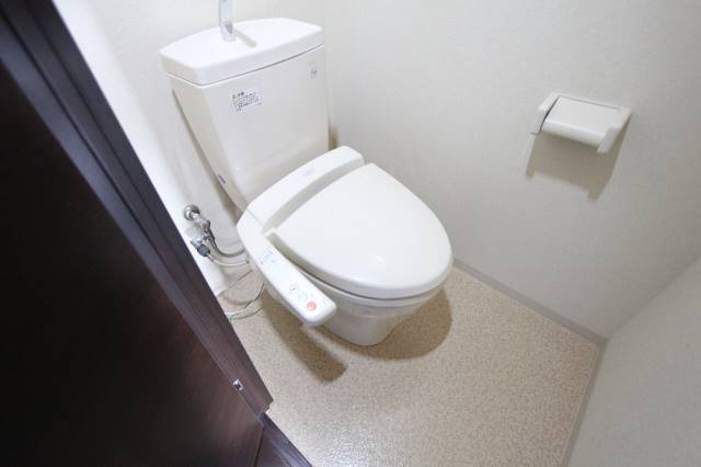 トイレ　温水洗浄便座付きのお手洗いです。