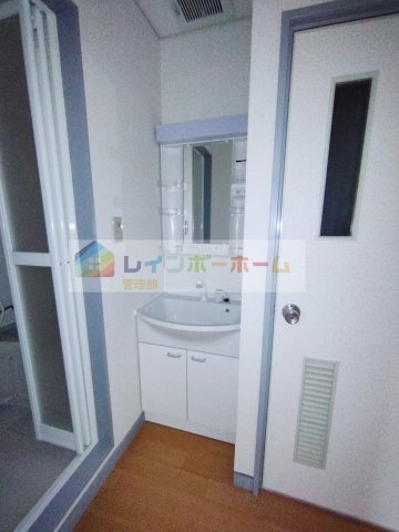 洗面設備　別部屋参考画像です