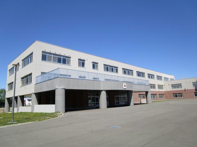 小学校　帯広市立栄小学校（小学校）まで1075m