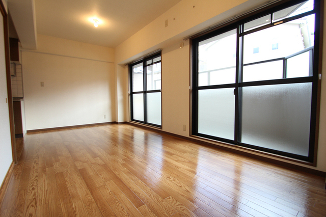 居室・リビング　窓からの光がたくさん差し込みます！