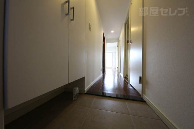 玄関　７０１号室の写真です（反転タイプ）