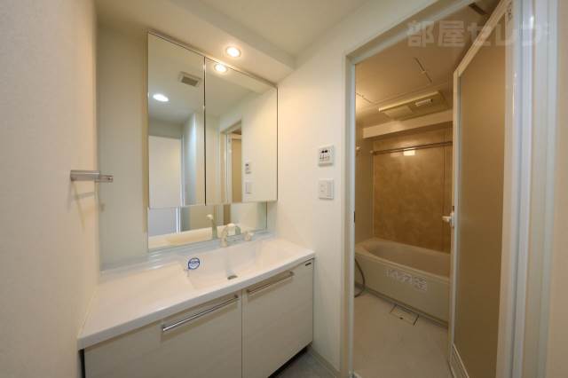 洗面設備　７０１号室の写真です（反転タイプ）