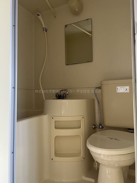 バス・シャワールーム　お掃除簡単なユニットバスタイプです。