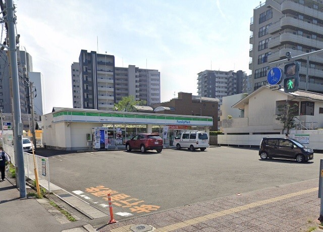 コンビニ　ファミリーマート橘通東一丁目店（コンビニ）まで220m
