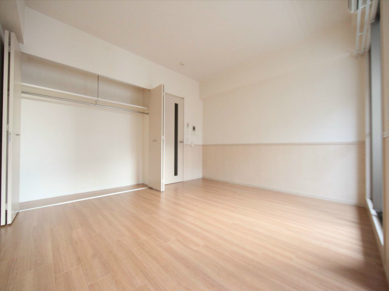 居室・リビング　洋室10.6帖　クローゼット付（収納充実してます）