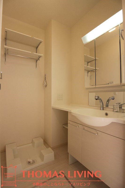 洗面設備　物置のついた洗面周り