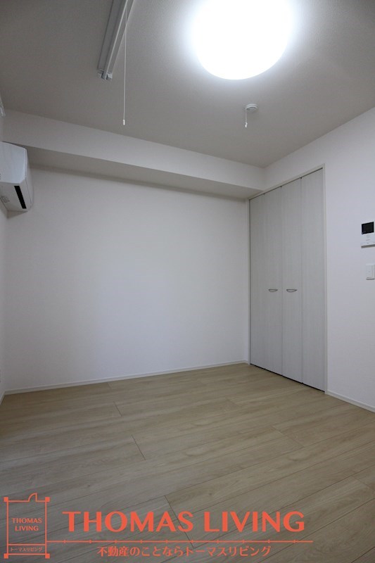 居室・リビング　白壁紙に木目の床で落ち付いた空間