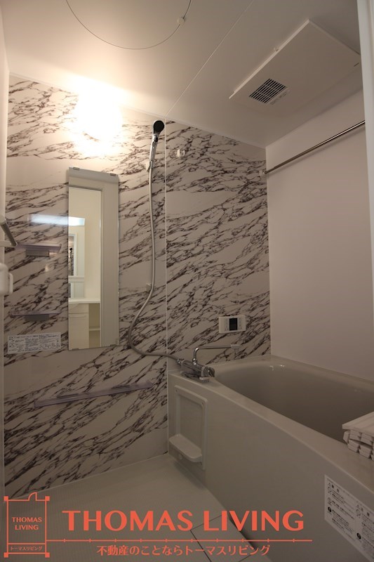 バス・シャワールーム　浴室乾燥つきのオシャレなお風呂です。