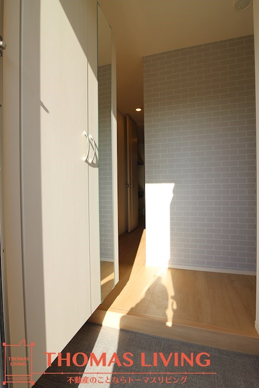 玄関　鏡付きの収納で靴がたくさん入ります。