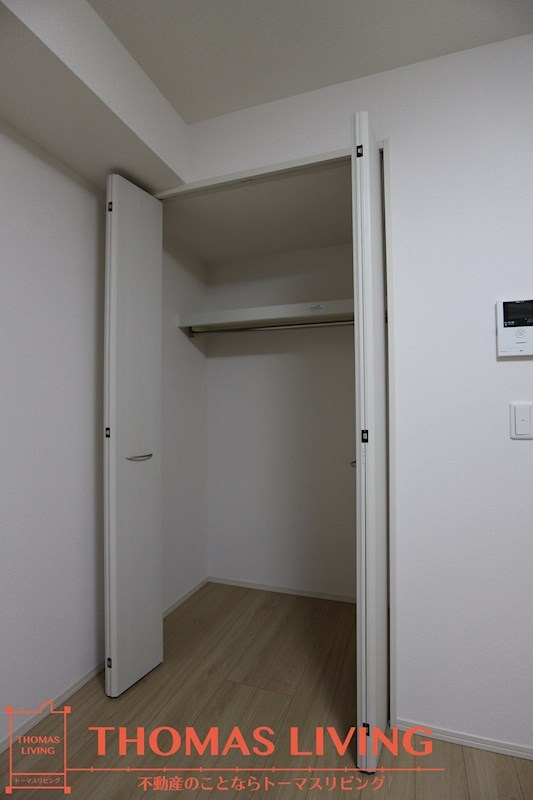 収納　衣服をかけるポールが便利