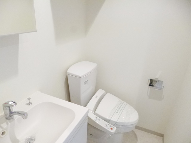 トイレ　温水洗浄便座です。