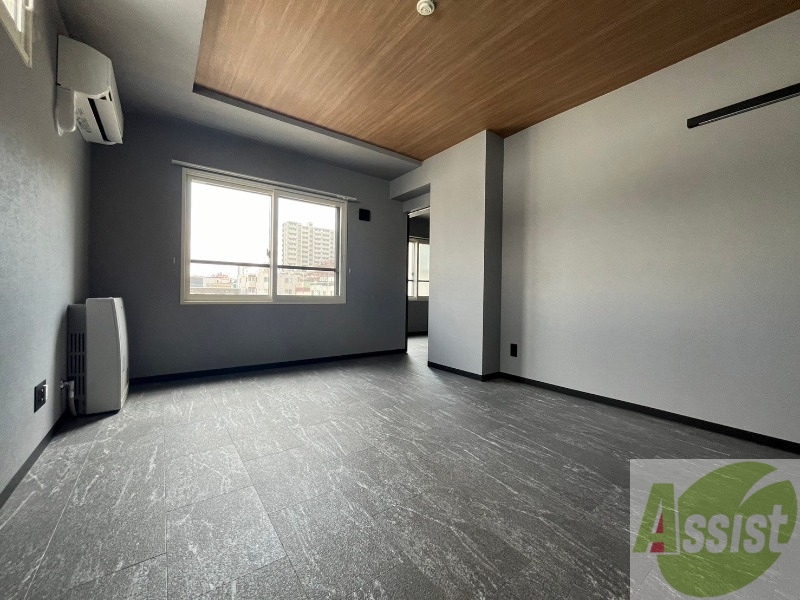 居室・リビング　白さが清潔感を出してくれます。お部屋も明るいですね。