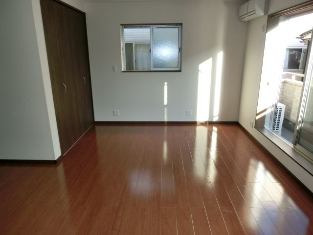 その他部屋・スペース　２面採光の明るい寝室スペース。