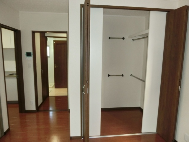 収納　たっぷり収納のウォークインクローゼット。