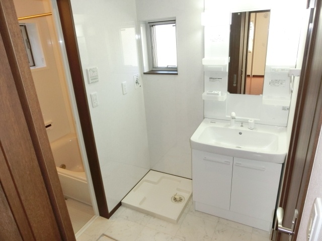 洗面設備　脱衣所・独立洗面台完備。