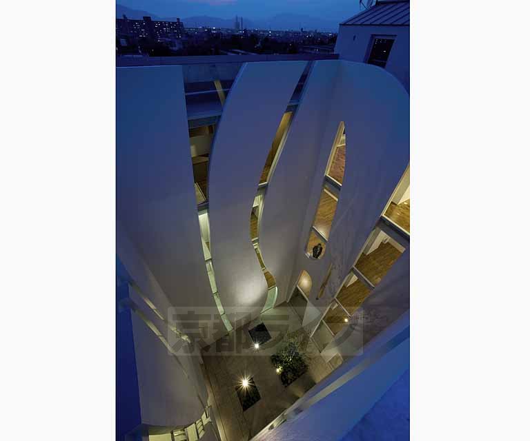 建物外観　幻想的な雰囲気のオシャレな建物です。